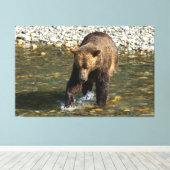 Wild Grizzly probeert zalm te vangen in de Toba in Canvas Afdruk (Insitu (Houten vloer))