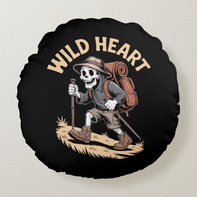 Wild Heart – Adventurer Skeleton Hiking Rond Kussen (Voorkant)