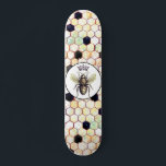 Wild Honingraat Queen Bee Abstract zeshoek Patroon Persoonlijk Skateboard<br><div class="desc">Een uniek wild queen bee en abstract zeshoekig honingraatskateboard voor meisjes. Wees de bijenkoningin van de boarding set met een unieke stijl.</div>
