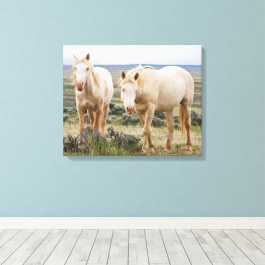 Wild Horse Roaming op de Priaïre van Cody Canvas Afdruk (Insitu (Houten vloer))