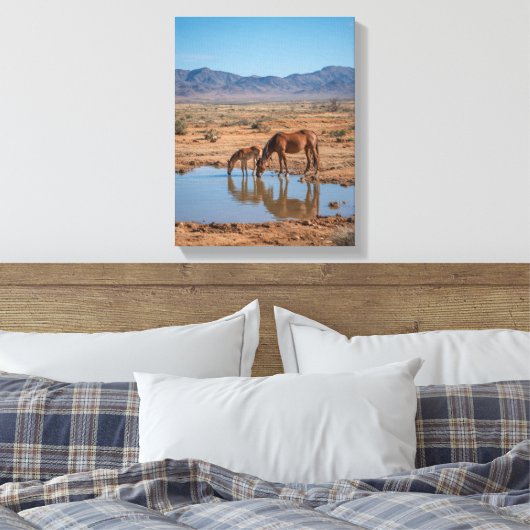Wild Horses Desert Water Reflection Art Canvas Afdruk (Insitu (Slaapkamer))