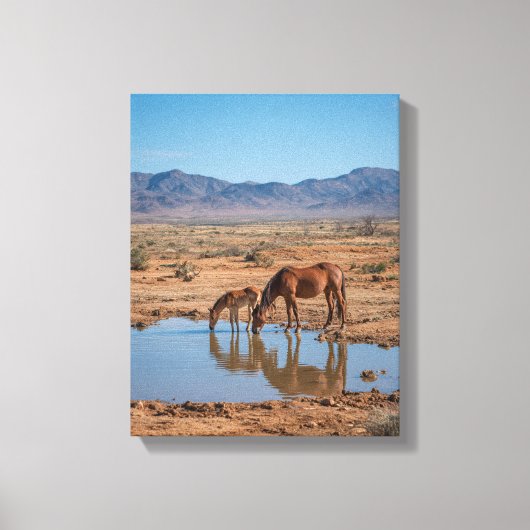 Wild Horses Desert Water Reflection Art Canvas Afdruk (Voorkant)