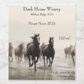 Wild horses on a foggy beach wijn etiket (Enkel label)