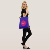 Wild Hot Pink-Stippen op blauw Tote Bag (Op model)
