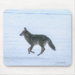 Wild Jackal Coyote Crossing Frozen Lake in de wint Muismat