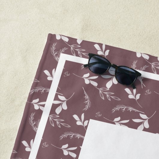 Wild Leaf Doodles Monogram Strandlaken (In situ)