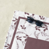 Wild Leaf Doodles Monogram Strandlaken (In situ)