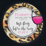 Wild Leopard Spots Patroon Laatste Fling Bachelore Papieren Bordje<br><div class="desc">Papieren borden voor een vrijgezellenfeest met een wild dierenpatroon en een koel ogend wijnglas geschetst in dikke zwarte inkt. De wijn in het glas is heet roze Een opvallend kleurcontrast. Personaliseer met uw vrijgezelleninfo. De laatste keer voor de ring geschreven in een cool trendy lettertype.</div>