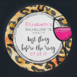 Wild Leopard Spots Patroon Laatste Fling Bachelore Papieren Bordje<br><div class="desc">Papieren borden voor een vrijgezellenfeest met een wild dierenpatroon en een koel ogend wijnglas geschetst in dikke zwarte inkt. De wijn in het glas is heet roze Een opvallend kleurcontrast. Personaliseer met uw vrijgezelleninfo. De laatste keer voor de ring geschreven in een cool trendy lettertype.</div>