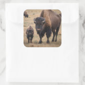 Wild Love: De bizon en haar kalf Vierkante Sticker (Tas)