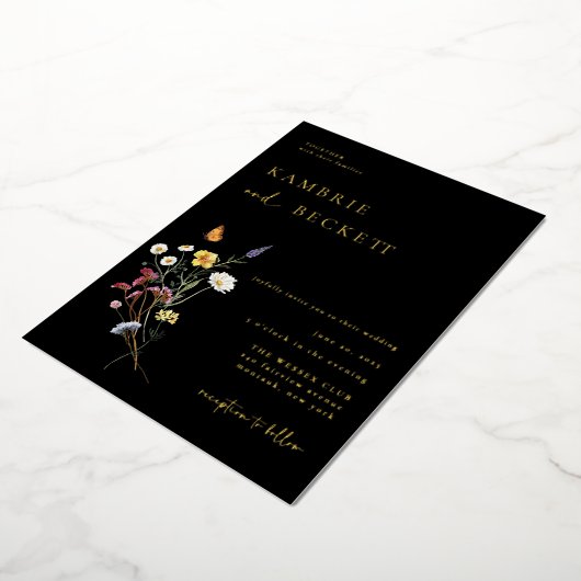 Wild Meadow Floral Wedding Black Folie Uitnodiging (Gedraaid)