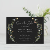 Wild Meadow Wreath Floral Foto Black Save The Date (Staand voorkant)