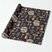 Wild Mushrooms on graphite black Cadeaupapier (Uitgerold)