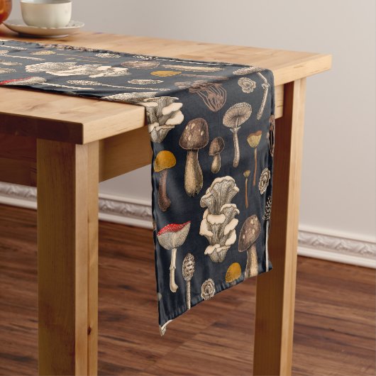 Wild Mushrooms on graphite black Korte Tafelloper (Voorbeeld)