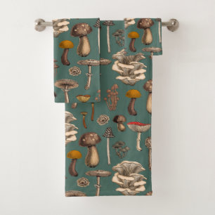 Wild Mushrooms on pine green Bad Handdoek