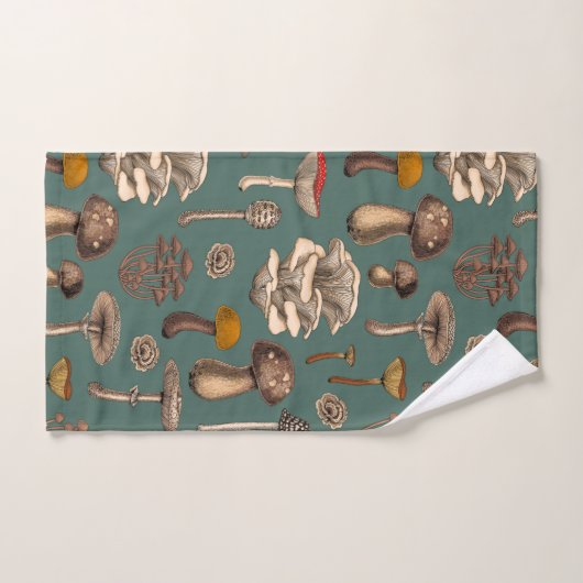 Wild Mushrooms on pine green Bad Handdoek (Handdoek)