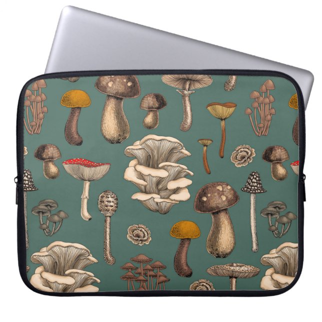 Wild Mushrooms on pine green Laptop Sleeve (Voorkant)