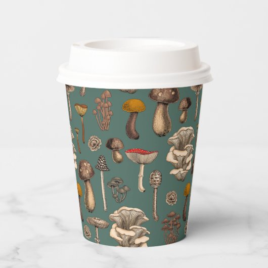 Wild Mushrooms on pine green Papieren Bekers (Achterkant)