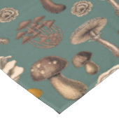 Wild Mushrooms on pine green Tafelkleed (Gekanteld)