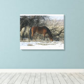Wild Mustang Horse in de sneeuw 1 Canvas Afdruk (Insitu (Houten vloer))