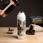 Wild Mustang Horses Equestrian Wild West Waterfles<br><div class="desc">Wild Mustang Paarden Paardensportfles Wilde West Water met aangepaste naam of andere tekst.</div>