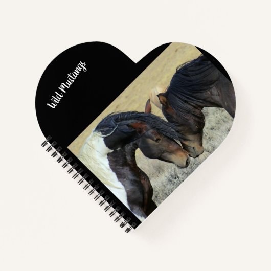 Wild Mustang Horses Heart Shaped Spiral Notitieboe Notitieboek (Voorkant)