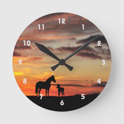 Wild Mustang Mare and Foal Silhouette With Sunset Ronde Klok (Voorkant)