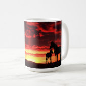 Wild Mustang Mare en Foal Coffee Mok (Voorkant rechts)