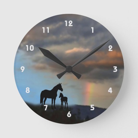 Wild Mustang Mare en Foal Silhouette met regenboog Ronde Klok (Voorkant)