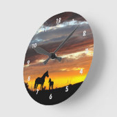 Wild Mustang Mare en Foal Silhouette met Sunset Ronde Klok (Hoek)
