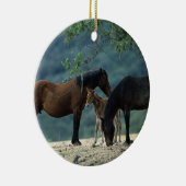 Wild Mustang Mare & Foal Keramisch Ornament (Rechts)