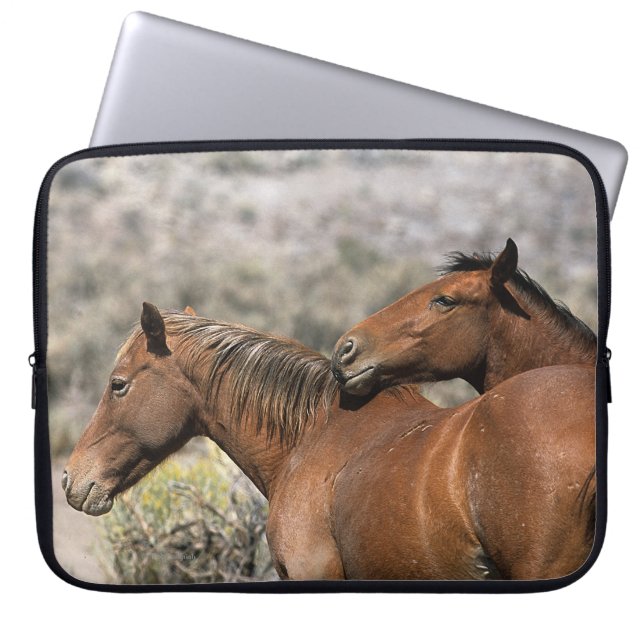 Wild Mustang Paarden die aanraken Laptop Sleeve (Voorkant)