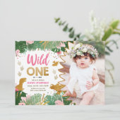 Wild One Dino Party Girl Pink Dinosaur Birthday Kaart (Staand voorkant)