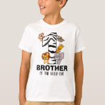 Wild One First Birthday Jungle Safari Brother Zoo T-shirt<br><div class="desc">Broer van de wilde. Is je kleine jongen of meisje die er een draait? Dit Wild One-ontwerp is perfect voor hun eerste verjaardag om hun broer hun opwinding te laten shows voor hun broer. Het oerwoud safari thema kenmerkt een cartoon geïllustreerd aap, luiaard, olifant, leeuw en giraf naast een zebraafdruk...</div>