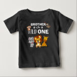 Wild One Oerwoud Safari 1st Birthday Brother<br><div class="desc">Broer van de wilde. Is je kleine jongen of meisje die er een draait? Dit Wild One-ontwerp is perfect voor hun eerste verjaardag om hun broer hun opwinding te laten shows voor hun broer. Het thema safari van het oerwoud kenmerkt een cartoon geïllustreerd aap,  luiaard,  olifant,  leeuw,  en giraf!</div>
