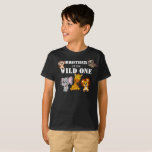 Wild One Oerwoud Safari 1st Birthday Brother T-shirt<br><div class="desc">Broer van de wilde. Is je kleine jongen of meisje die er een draait? Dit Wild One-ontwerp is perfect voor hun eerste verjaardag om hun broer zijn opwinding te laten shows voor zijn broer. Het thema safari van het oerwoud kenmerkt een cartoon geïllustreerd aap,  luiaard,  olifant,  leeuw,  en giraf!</div>