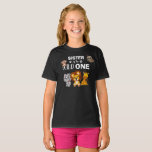 Wild One Oerwoud Safari 1st Birthday Sister T-shirt<br><div class="desc">Zuster van de wilde. Is je kleine jongen of meisje die er een draait? Dit Wild One-ontwerp is perfect voor hun eerste verjaardag om hun zus haar opwinding te laten shows voor haar zusje. Het thema safari van het oerwoud kenmerkt een cartoon geïllustreerd aap,  luiaard,  olifant,  leeuw,  en giraf!</div>