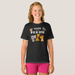 Wild One Oerwoud Safari 1st Birthday Sister T-shirt<br><div class="desc">Zuster van de wilde. Is je kleine jongen of meisje die er een draait? Dit Wild One-ontwerp is perfect voor hun eerste verjaardag om hun zus haar opwinding te laten shows voor haar zusje. Het thema safari van het oerwoud kenmerkt een cartoon geïllustreerd aap,  luiaard,  olifant,  leeuw,  en giraf!</div>