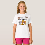 Wild One Oerwoud Safari 1st Birthday Sister T-shirt<br><div class="desc">Zuster van de wilde. Is je kleine jongen of meisje die er een draait? Dit Wild One-ontwerp is perfect voor hun eerste verjaardag om hun zus haar opwinding te laten shows voor haar zusje. Het thema safari van het oerwoud kenmerkt een cartoon geïllustreerd aap,  luiaard,  olifant,  leeuw,  en giraf!</div>