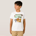 Wild One Oerwoud Safari Brother First Birthday T-shirt<br><div class="desc">Broer van de wilde. Is je kleine jongen of meisje die er een draait? Dit Wild One-ontwerp is perfect voor hun eerste verjaardag om hun broer zijn opwinding te laten shows voor zijn broer. Het thema safari van het oerwoud kenmerkt een cartoon geïllustreerd aap,  luiaard,  olifant,  leeuw,  en giraf!</div>