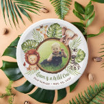 Wild One Photo Oerwoud Animals verlaat 1e verjaard Papieren Bordje<br><div class="desc">Voor een eerste verjaardagsfeest met het thema Wilde One / safari dieren. Rond een kindfoto in rond lijst met bruin hout is er een groep schattige oerwouden geschilderd in waterverf: een leeuw, een giraffe, een olifant en een zebra, met exotische monstera en palmbladeren. De tekst "[Naam] is een Wilde Eentje"...</div>