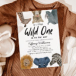 Wild One Safari Animals Boy Baby shower Kaart<br><div class="desc">Cute Safari baby shower nodigt de sjabloon uit met een handgetekende afbeelding van een giraf,  luipaard,  rhino,  leeuw,  olifant en zebra. In de tekst staat: "Er is een beetje wild onderweg." Perfect genderneutrale uitnodiging.</div>