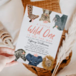 Wild One Safari Animals Girl Baby shower Kaart<br><div class="desc">Cute Safari baby shower nodigt de sjabloon uit met een handgetekende afbeelding van een giraf,  luipaard,  rhino,  leeuw,  olifant en zebra. In de tekst staat: "Er is een beetje wild onderweg." De dieren dragen roze petten,  kronen en bloemen.</div>