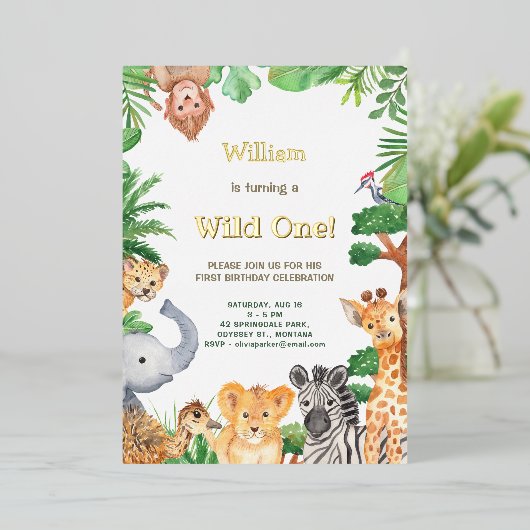 Wild One Whimsical Oerwoud Safari Camping Birthday Folie Uitnodiging (Staand Voorkant)