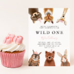Wild One Woodland Pink First Birthday Party Kaart<br><div class="desc">De eerste uitnodiging van de verjaardagsfeestdag van het kind met illustratie van bosbouwhuisdieren van wasgoed,  vossen,  herten,  uil,  beer en konijn. In de tekst staat "Wilde Een". Ideaal voor het eerste verjaardagsfeest van een meisje.</div>