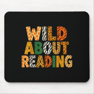 Wild over het lezen van grappige dierenboeken lief muismat