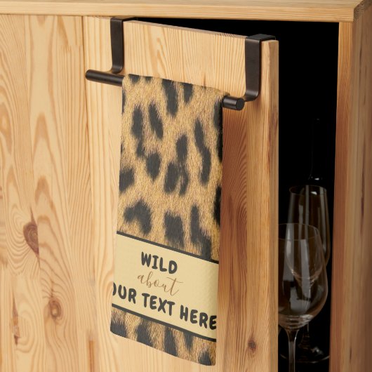WILD OVER JOUW TEKST Leopard Print Custom Theedoek (Derde Gevouwen)