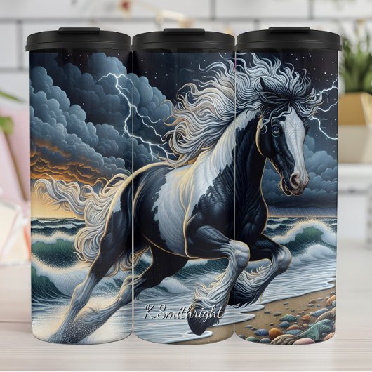 Wild paard galopperend op een stormachtig strand thermosbeker