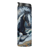 Wild paard galopperend op een stormachtig strand thermosbeker (Geroteerd rechts)