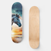 Wild Paard op grasduin bij zonsondergang Persoonlijk Skateboard (Voorkant)